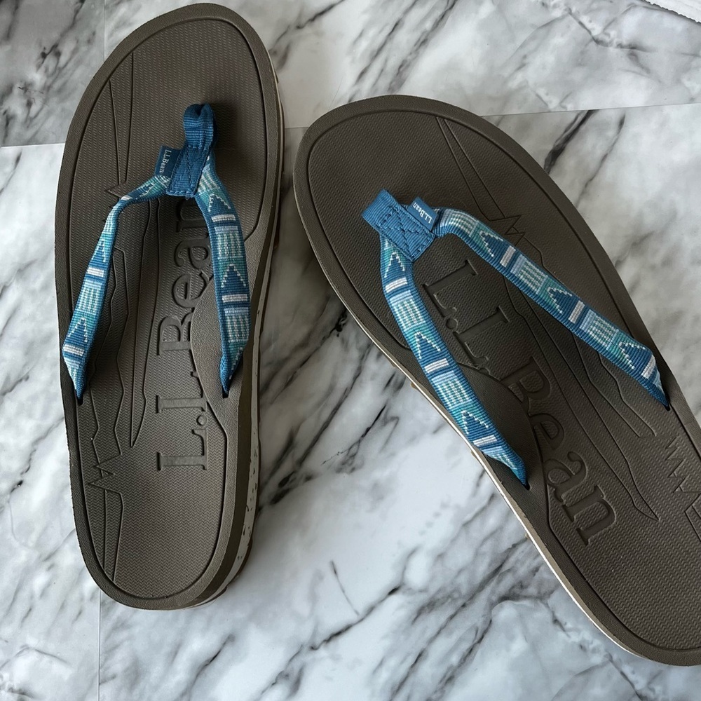 LL Bean Katahdin flip flop sandals women’s size 10 blue aztec print